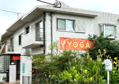 YOGAと書かれたフラッグのある白い建物