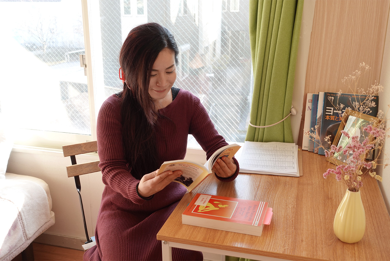 Practice pranayama at Tokyo Sivananda center